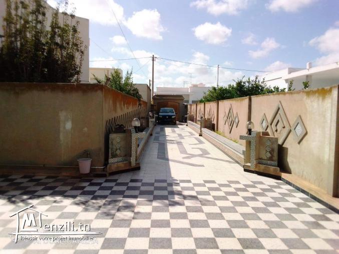 Villa à vendre à route soukra km 3.5