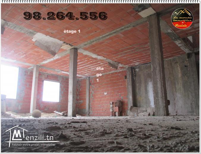 A vendre bâtiment composé de 2 magasins et 3 étages non préparés