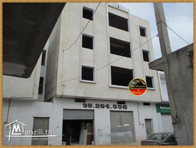 A vendre bâtiment composé de 2 magasins et 3 étages non préparés