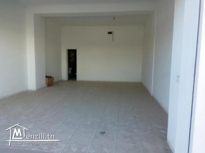 À louer Magasin commerciale d'une superficie de 55m2 sur la route principle El Afrain km 5