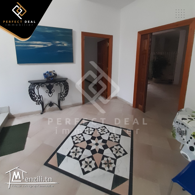 A VENDRE une Villa à EL Menzah 4 située dans un quartier calme et résidentiel.