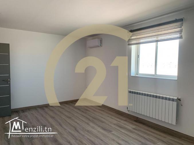 un bureau de 260m² pour la location situé au lac 1