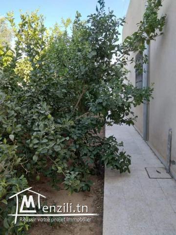 دار كبيرة مع جردين كبيرة في البسباسية الحمامات