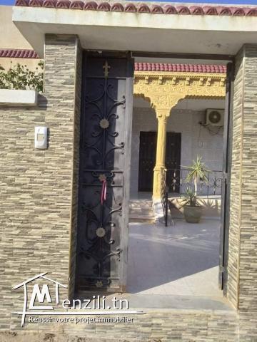 دار كبيرة مع جردين كبيرة في البسباسية الحمامات