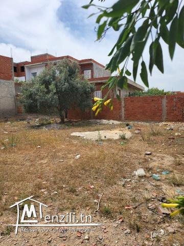 أرض مسيجة من كل الجهات تمسح 380  مربع