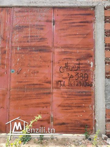 أرض مسيجة من كل الجهات تمسح 380  مربع