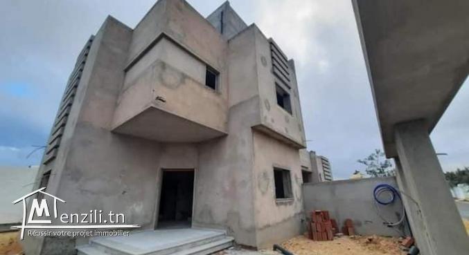 Une villa inachevée S4 avec piscine à Hammamet