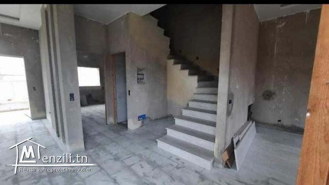 Une villa inachevée S4 avec piscine à Hammamet