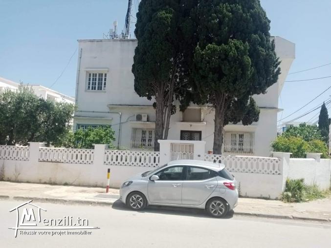 A vendre un terrain avec deux maisons et 3 locaux commerciaux