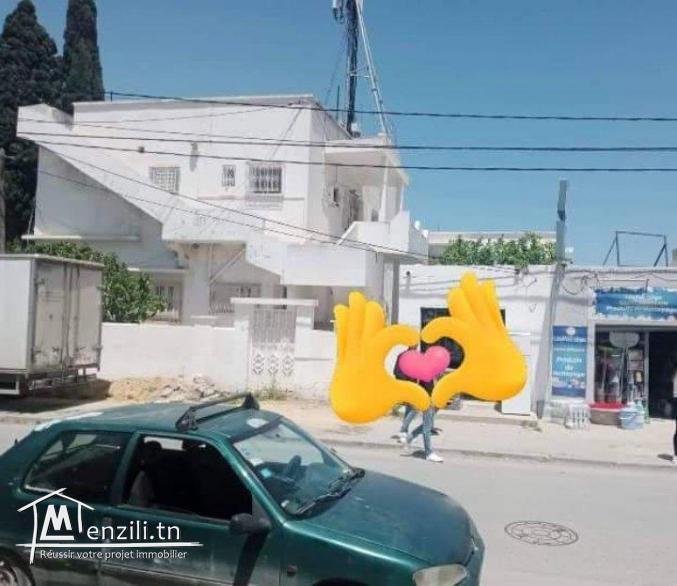 A vendre un terrain avec deux maisons et 3 locaux commerciaux