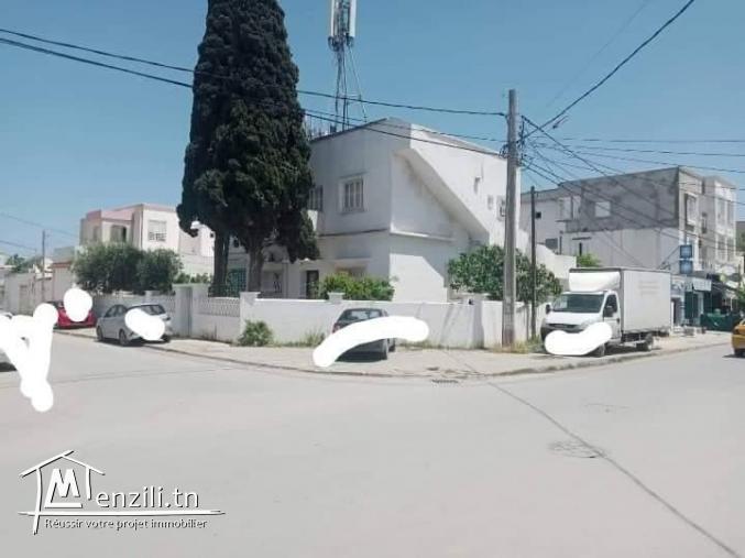 A vendre un terrain avec deux maisons et 3 locaux commerciaux