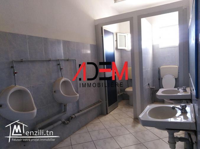 Deux étages dans un immeuble pour administration d'une société ou école