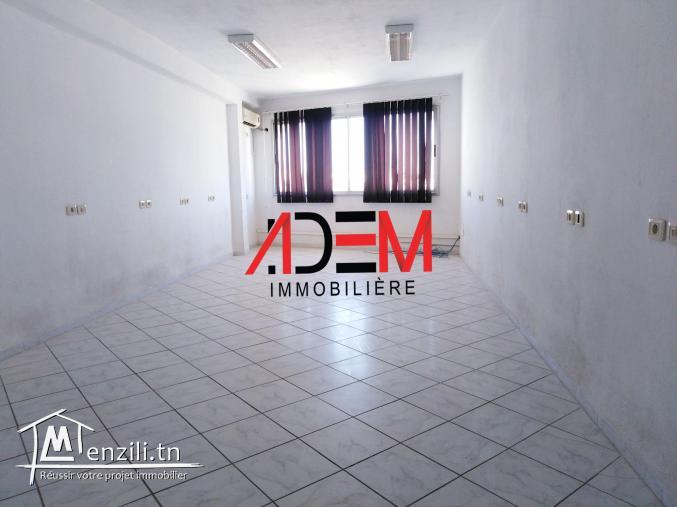 Deux étages dans un immeuble pour administration d'une société ou école