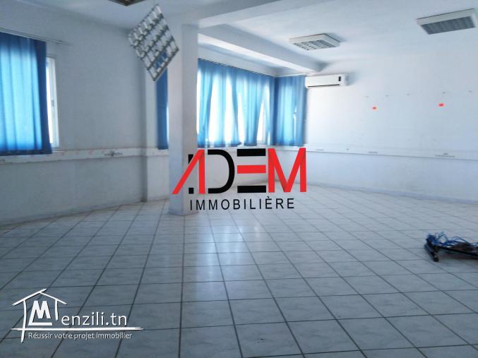 Deux étages dans un immeuble pour administration d'une société ou école