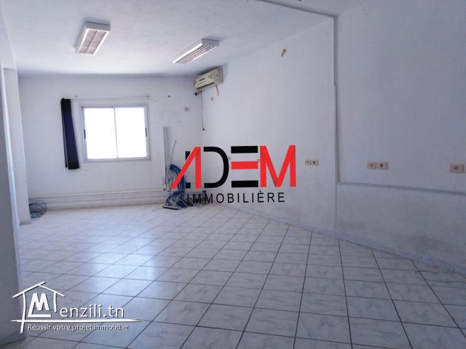 Deux étages dans un immeuble pour administration d'une société ou école