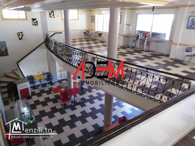 Local de 200m² sur une route principale à cité Riath