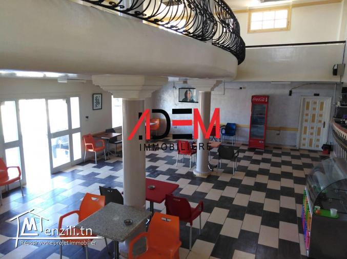 Local de 200m² sur une route principale à cité Riath