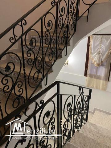 Étage de villa richement meublé