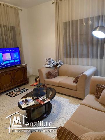 Étage de villa richement meublé