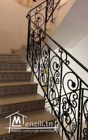 Étage de villa richement meublé