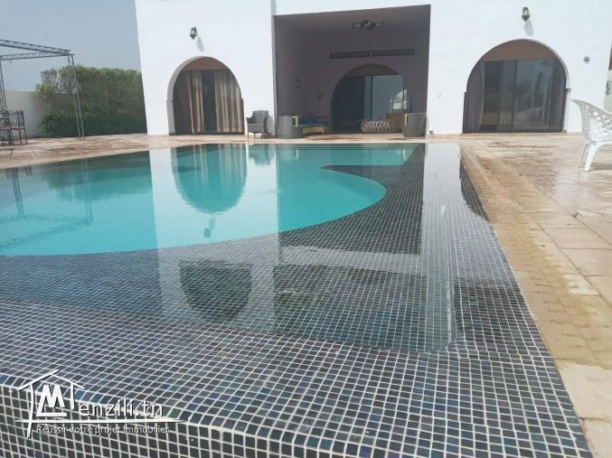 Villa pied dans l'eau avec piscine