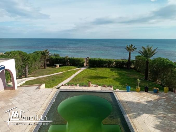 Villa pied dans l'eau avec piscine