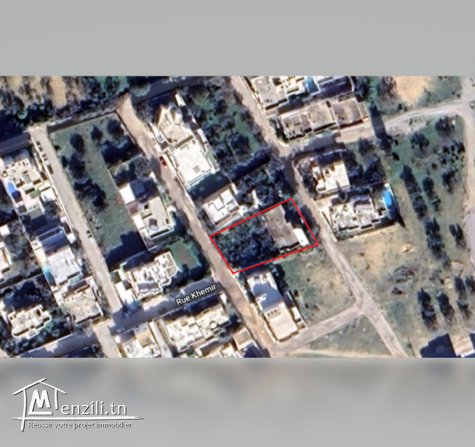 Maison non finie avec grand jardin