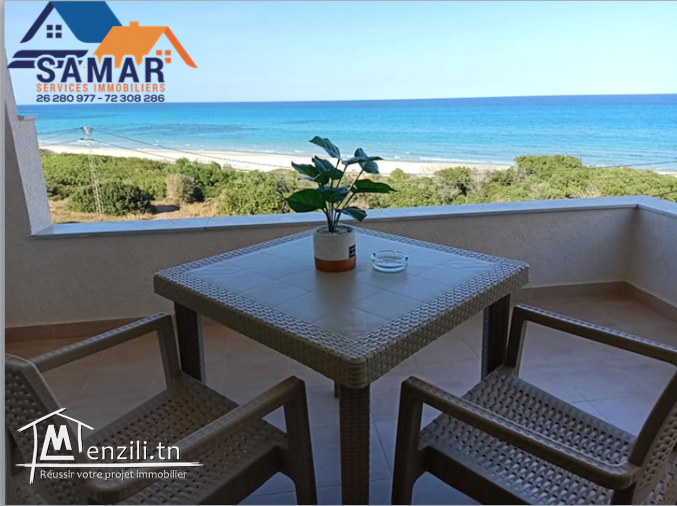 des appartements pied dans l'eau dans un immeuble de luxe