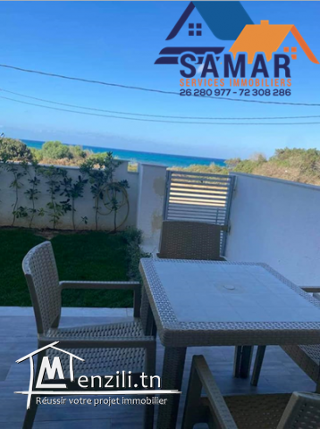 des appartements pied dans l'eau dans un immeuble de luxe