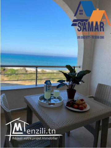 des appartements pied dans l'eau dans un immeuble de luxe