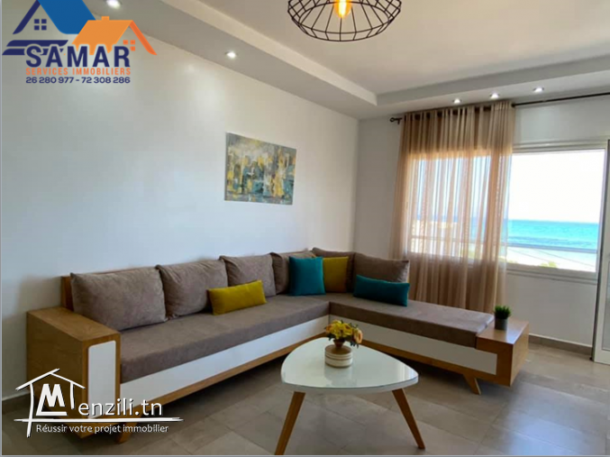 des appartements pied dans l'eau dans un immeuble de luxe