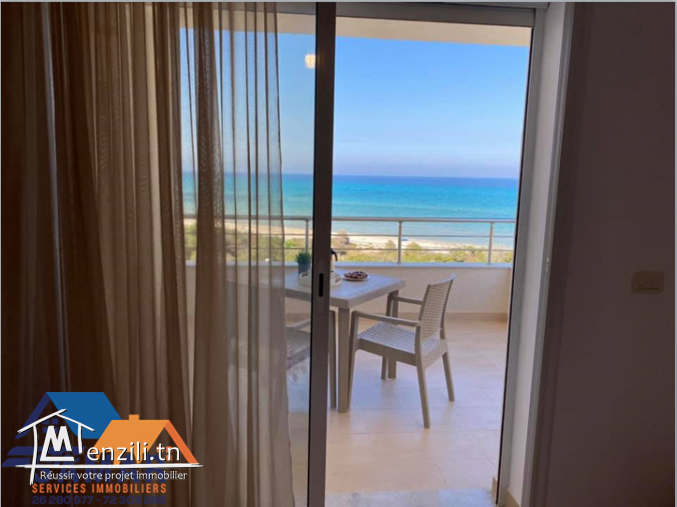 des appartements pied dans l'eau dans un immeuble de luxe