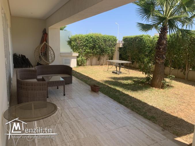À vendre un luxueux duplex avec un grand jardin