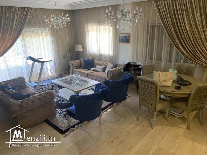 À vendre un luxueux duplex avec un grand jardin