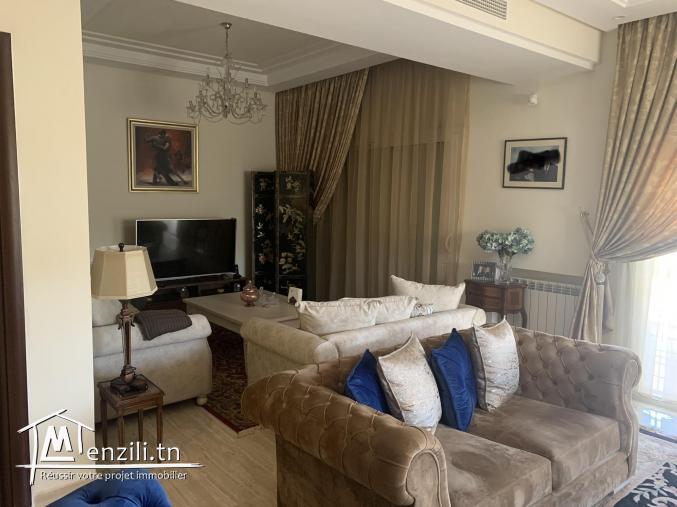 À vendre un luxueux duplex avec un grand jardin