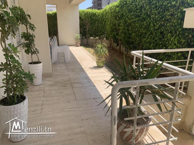 À vendre un luxueux duplex avec un grand jardin
