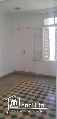 A vendre Appartement Centre Ville Av. H. Bourguiba à 20m de la mairie et 5min de la mer ; .convient...