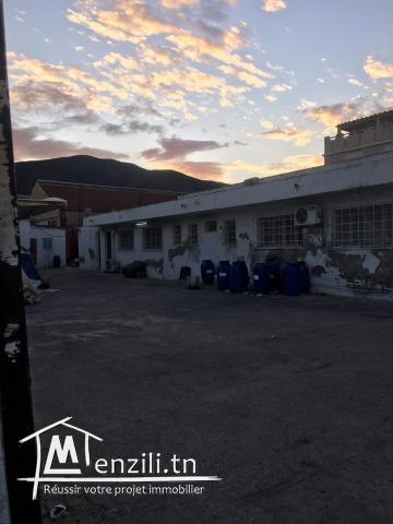 Usine dans une zone industrielle