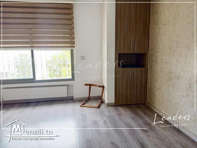 A vendre une villa S+3 avec un petit jardin et une piscine situé à EL MANZAH