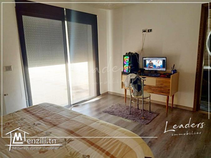 A vendre une villa S+3 avec un petit jardin et une piscine situé à EL MANZAH