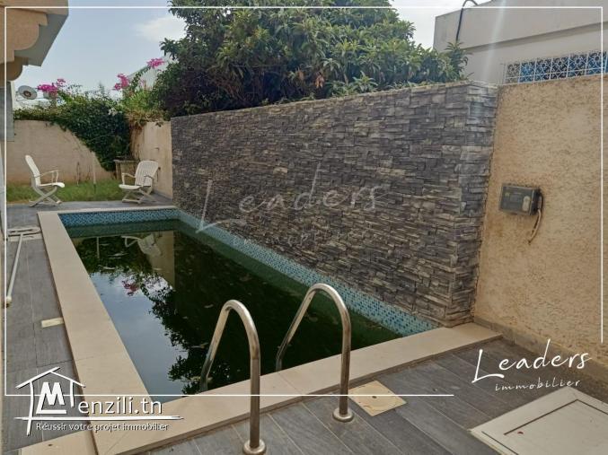 A vendre une villa S+3 avec un petit jardin et une piscine situé à EL MANZAH