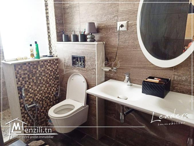 A vendre une villa S+3 avec un petit jardin et une piscine situé à EL MANZAH