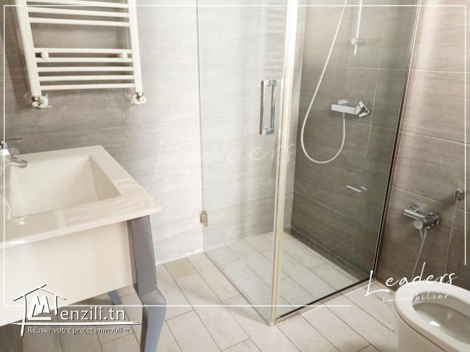 A vendre une villa S+3 avec un petit jardin et une piscine situé à EL MANZAH