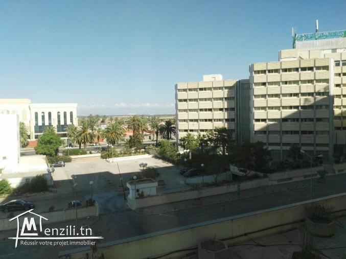 Emplacement strategique   Bureau tres spacieux