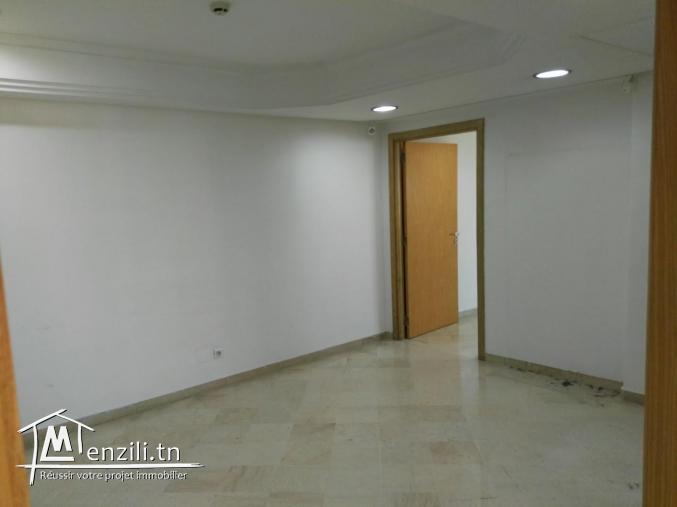 Emplacement strategique   Bureau tres spacieux