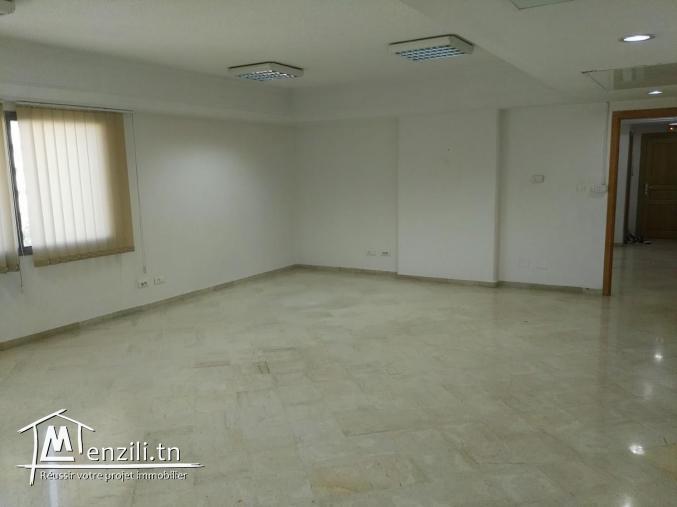 Emplacement strategique   Bureau tres spacieux