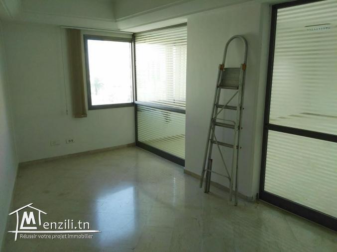 Emplacement strategique   Bureau tres spacieux