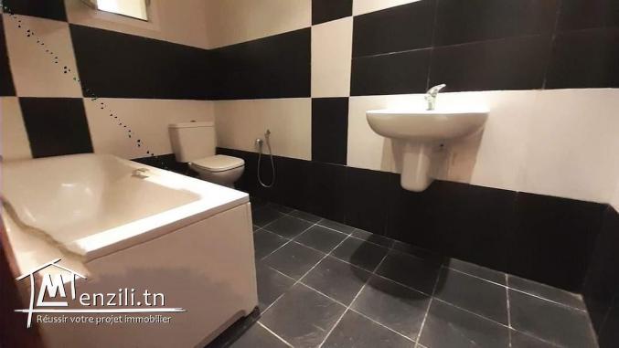 Avendre le deriniére appartement de type s+3 pied dans leau à zone touristique sousse