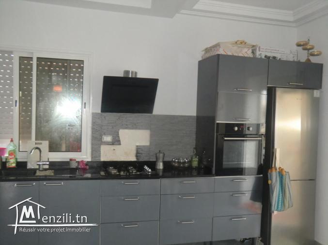 Une villa de luxe avec piscine avec un studio