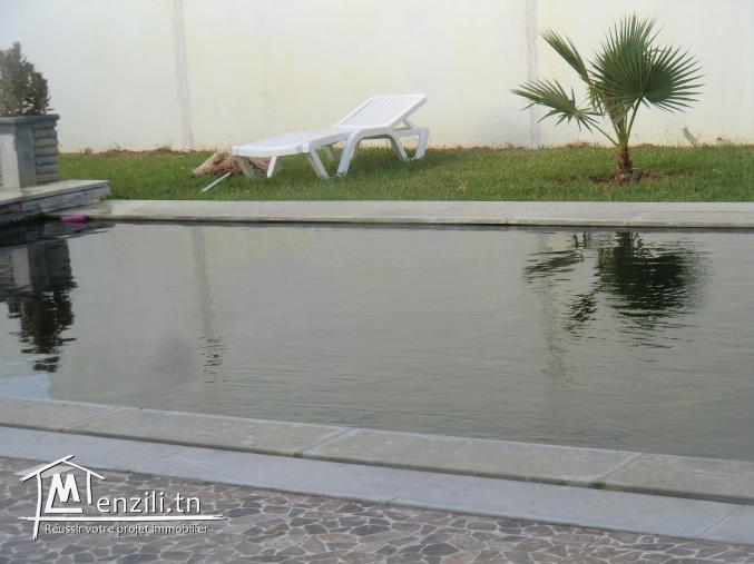 Une villa de luxe avec piscine avec un studio